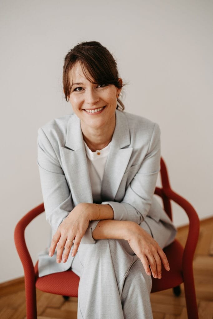 Claudia Jeschko, Digital Customer Experience Expertin, nachdenkend auf einer Couch